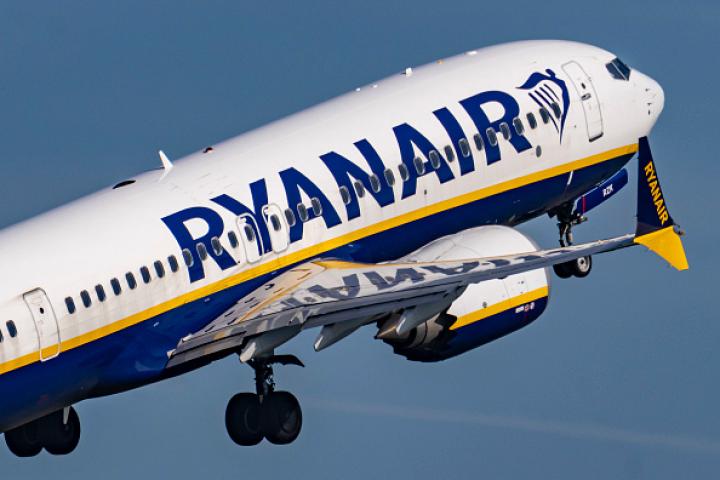 Caos su un volo Ryanair: rissa a bordo per i posti, aereo dirottato