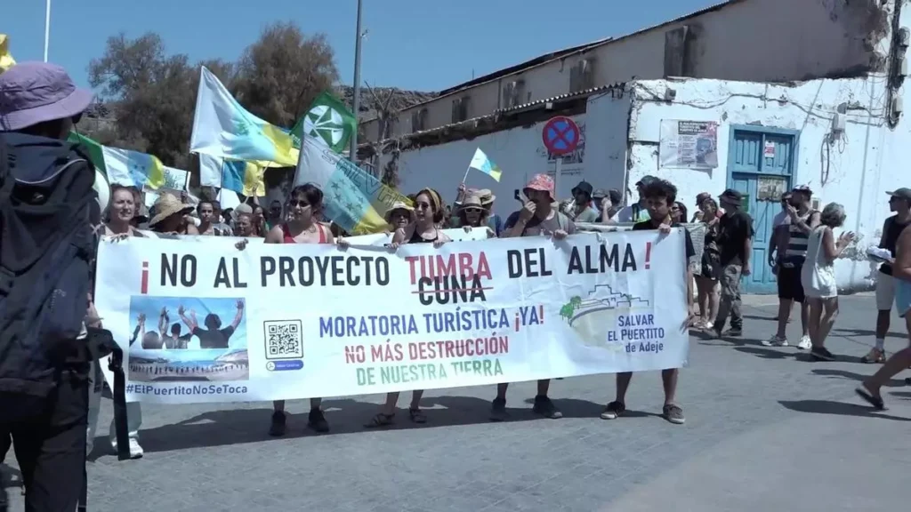 “Le Canarie non si vendono”: Nuova manifestazione al Puertito di Adeje contro il progetto turistico Cuna del Alma