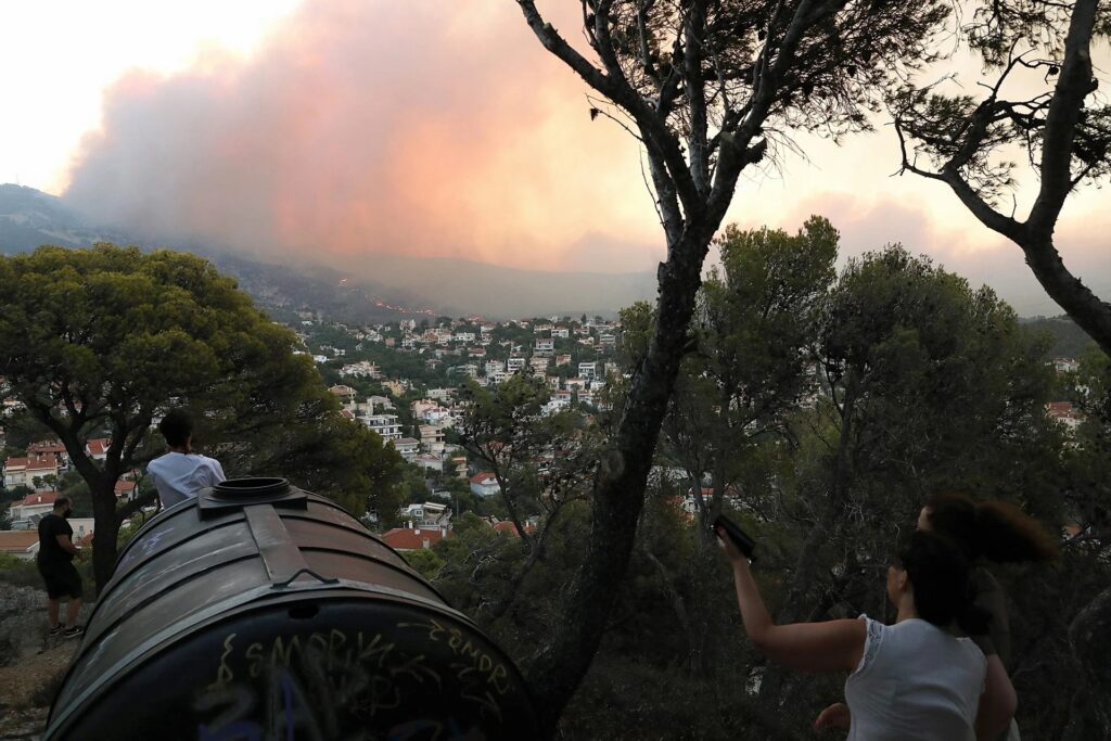 Grecia, decine di migliaia di persone evacuate per un incendio che ha raggiunto le porte di Atene