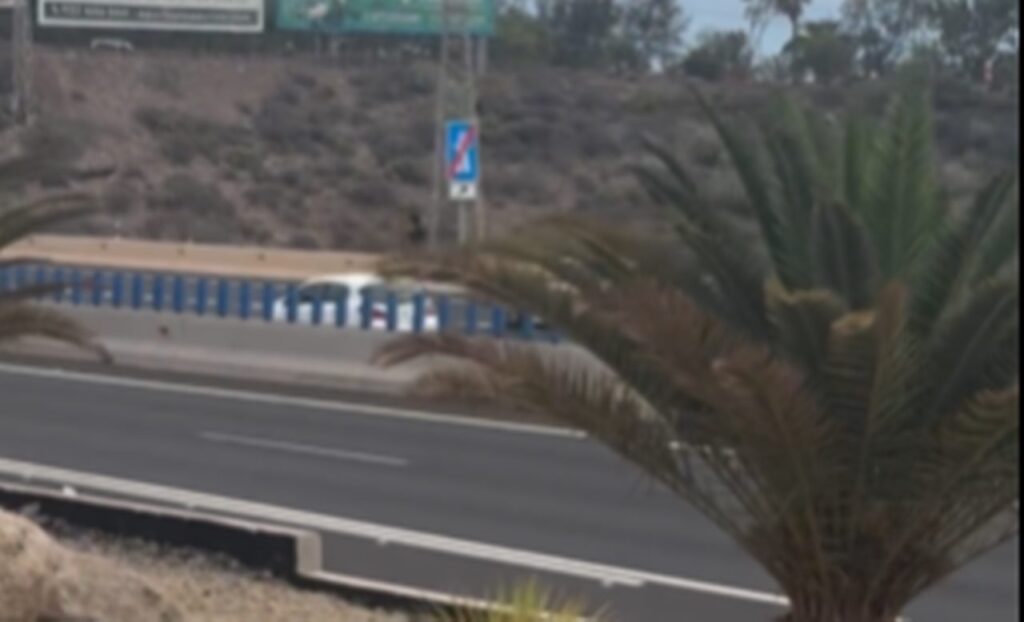 Follia in autopista al sud, una persona circola con il monopattino elettrico
