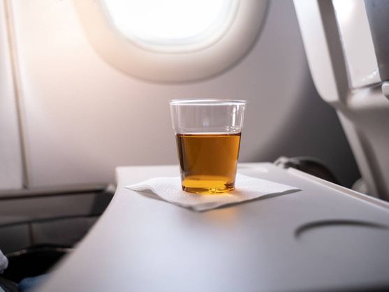 Perché bere alcol durante i voli può essere particolarmente dannoso per il tuo cuore