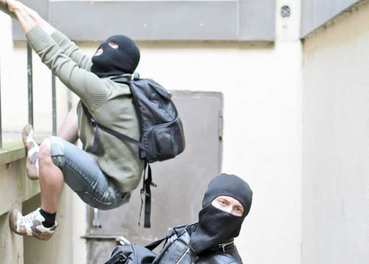 Furti in abitazioni: le strategie dei ladri per individuare case vuote