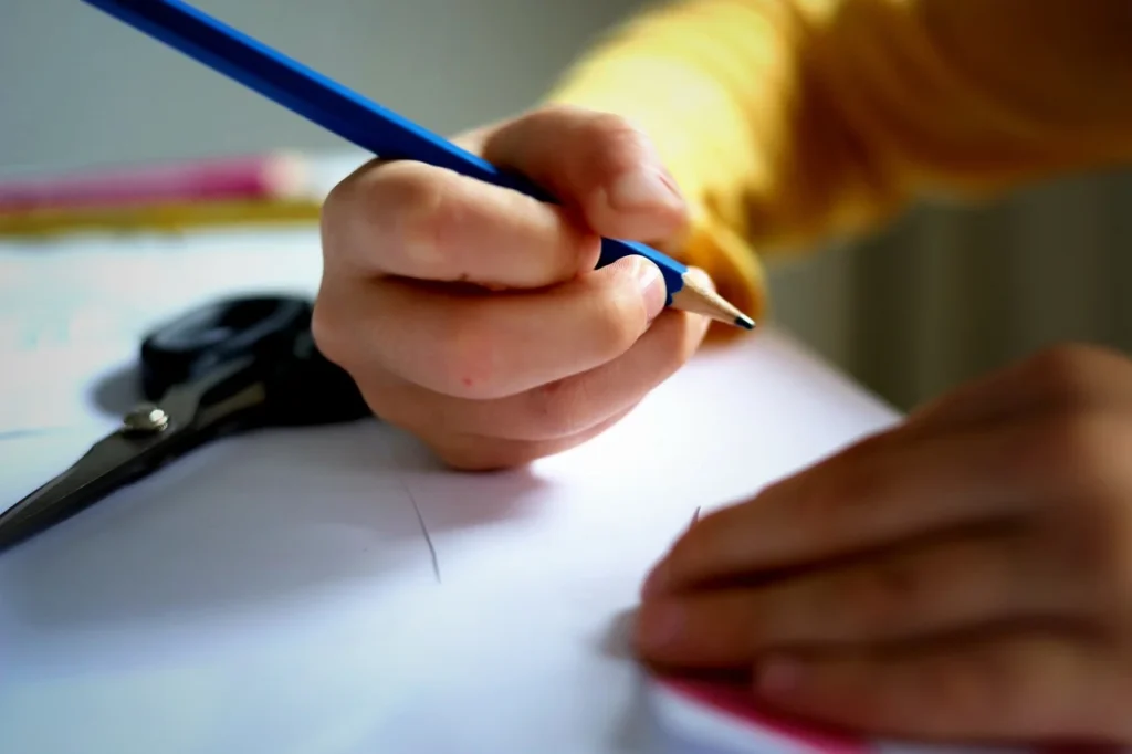 Il Comune di Adeje apre il bando per le domande di aiuto per il materiale scolastico