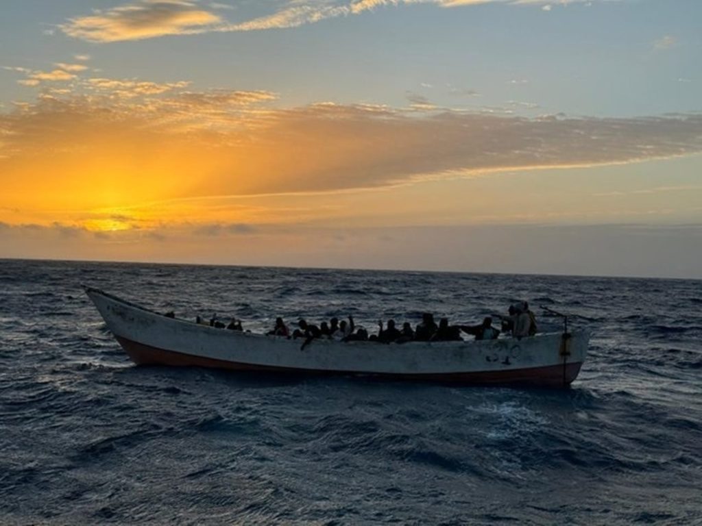 Tragedia nelle acque canarie, barca di migranti si ribalta, ci sono 9 morti e 50 dispersi