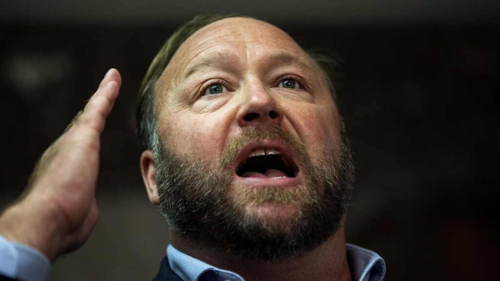 All’asta la piattaforma InfoWars: Alex Jones dopo il maxi risarcimento per il caso Sandy Hook