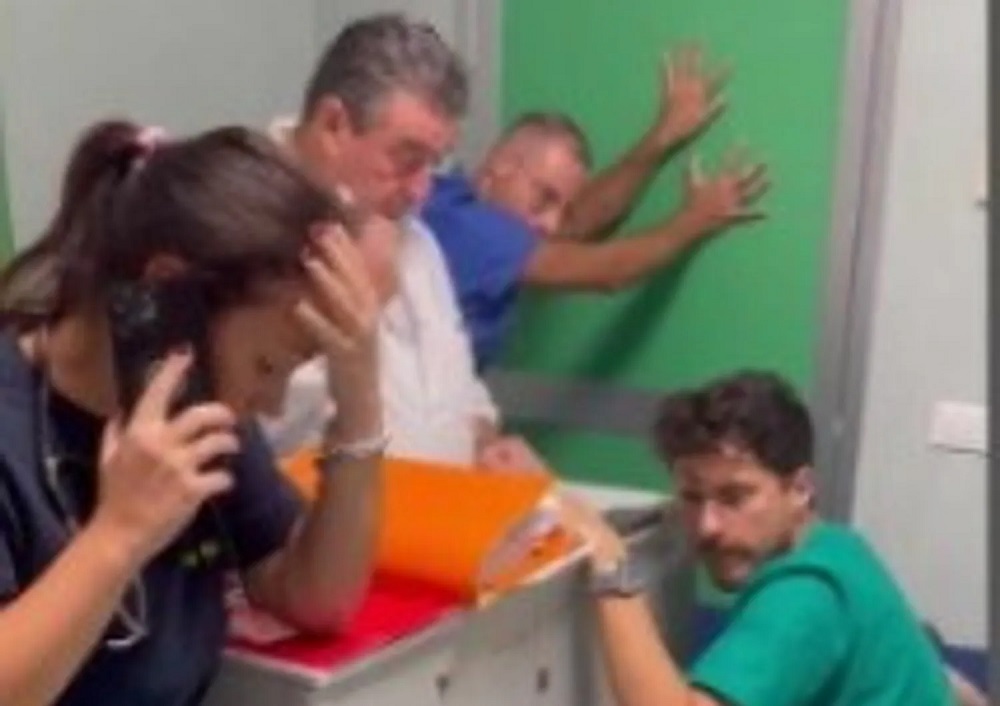 Foggia: Medici e infermieri barricati per sfuggire all’ira di 50 persone dopo la morte di una ragazza
