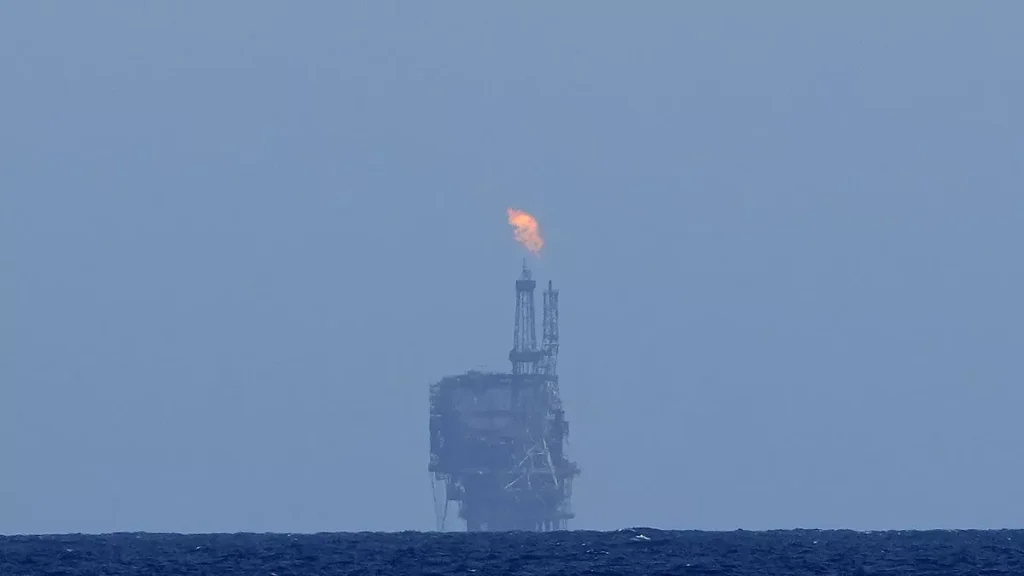 Il prezzo del petrolio scende al livello più basso in nove mesi in mezzo all’incertezza economica