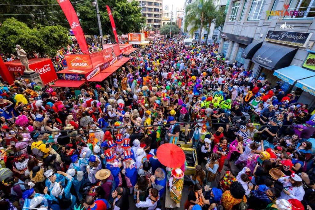 Santa Cruz de Tenerife presenta il manifesto del Carnevale 2025 e organizza il primo ballo