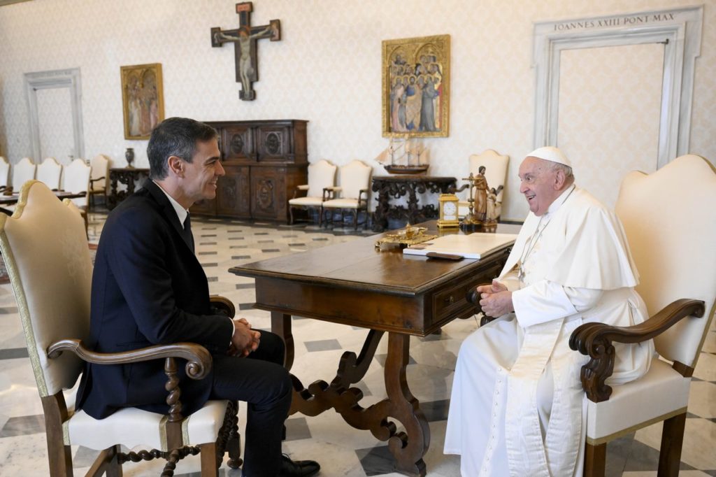 Sánchez invita il Papa a visitare le Canarie per conoscere da vicino la realtà migratoria