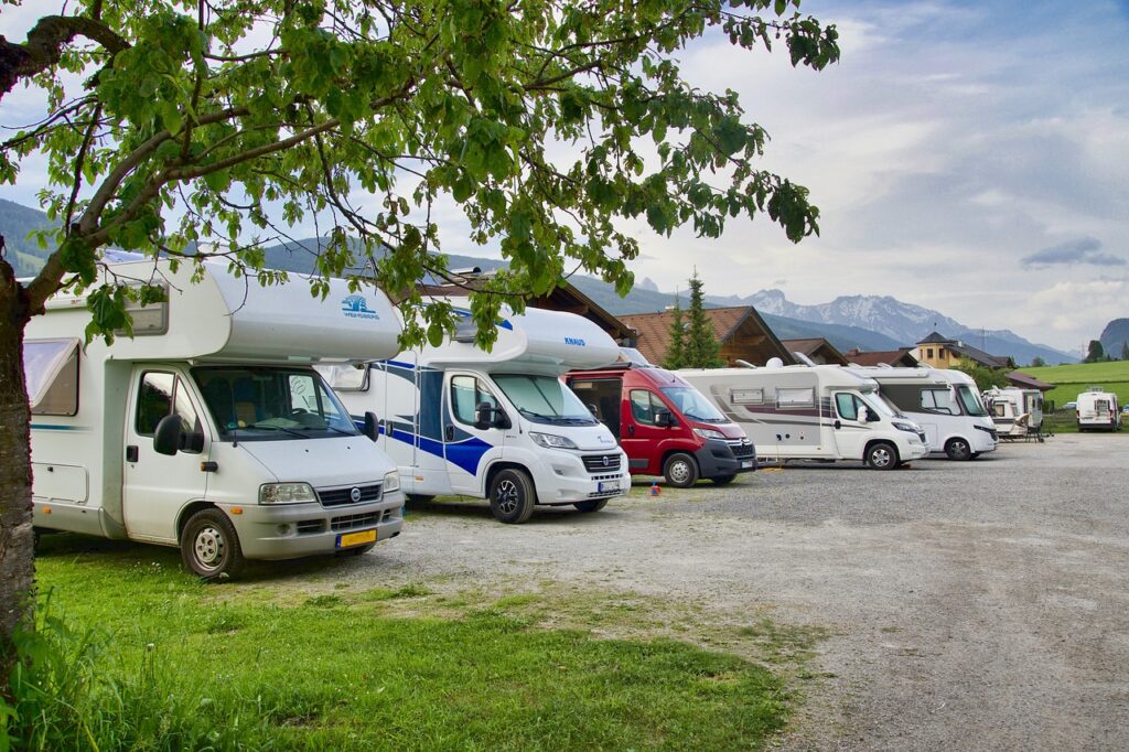 Invasione di camper e roulotte a Tenerife, tra il collasso e l’urgenza abitativa
