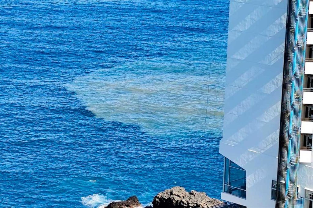 Segnalati nuovi sversamenti di acque reflue lungo la costa di Punta Brava