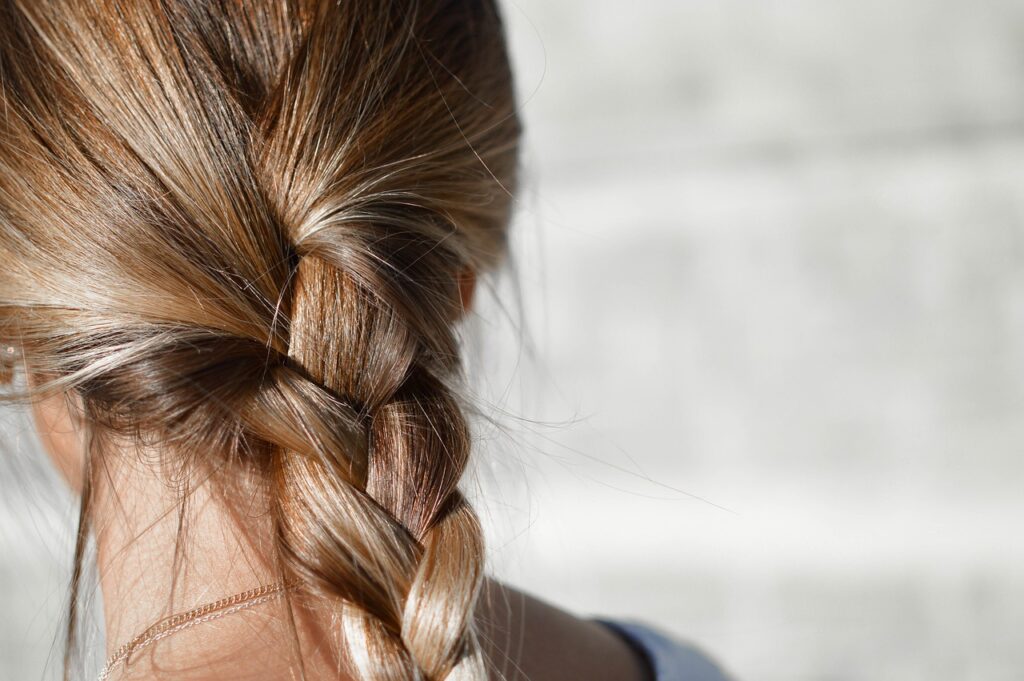 Che cosa causa la caduta dei capelli nelle donne? Analisi sulle origini e le soluzioni di un problema diffuso