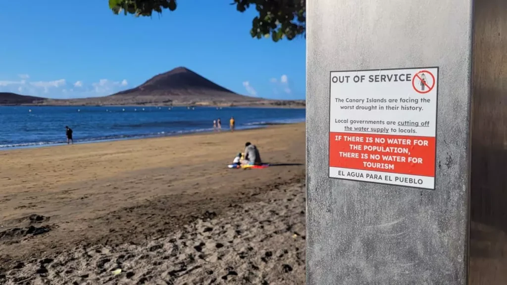 Il cartello di protesta appeso sulle docce pubbliche nelle spiagge delle Canarie