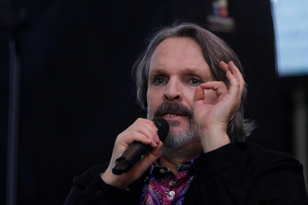Miguel Bosé lancia una teoria cospirazionista sulla tragedia di Valencia ed i social si scatenano