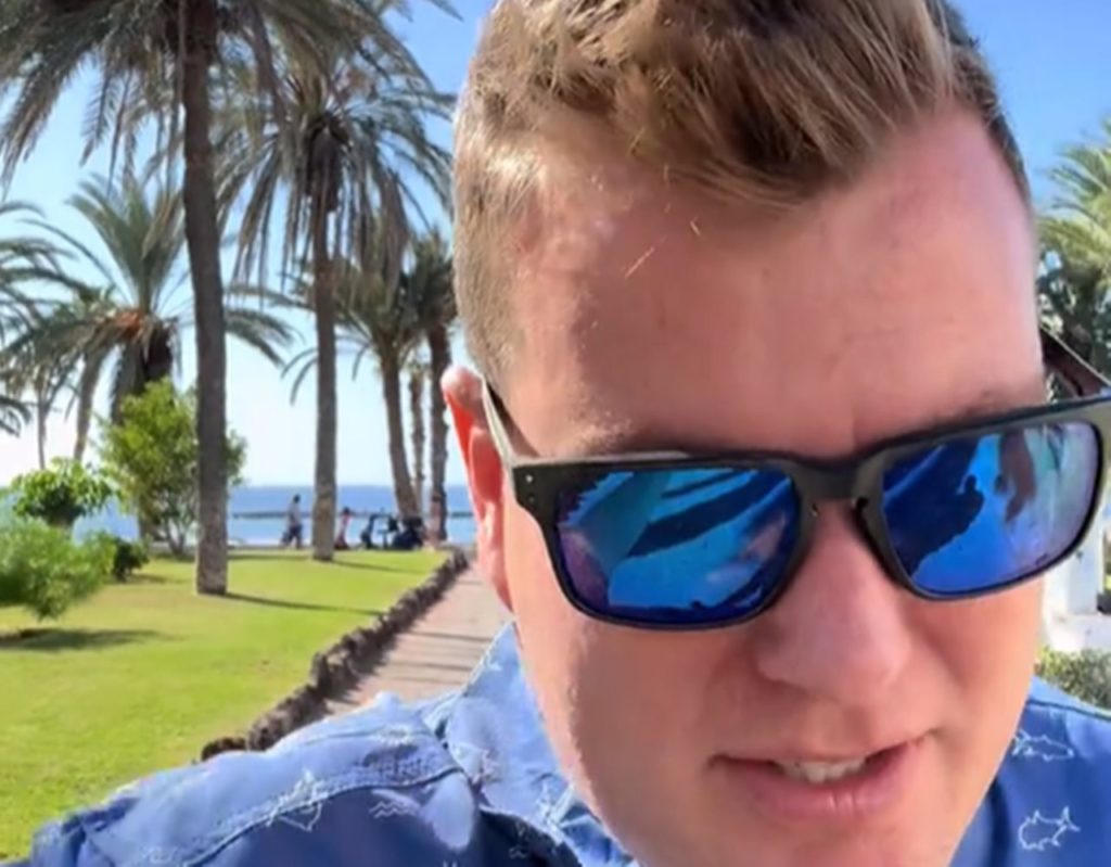 Il tiktoker inglese che vive a Tenerife mette in guardia dai borseggiatori e diventa virale