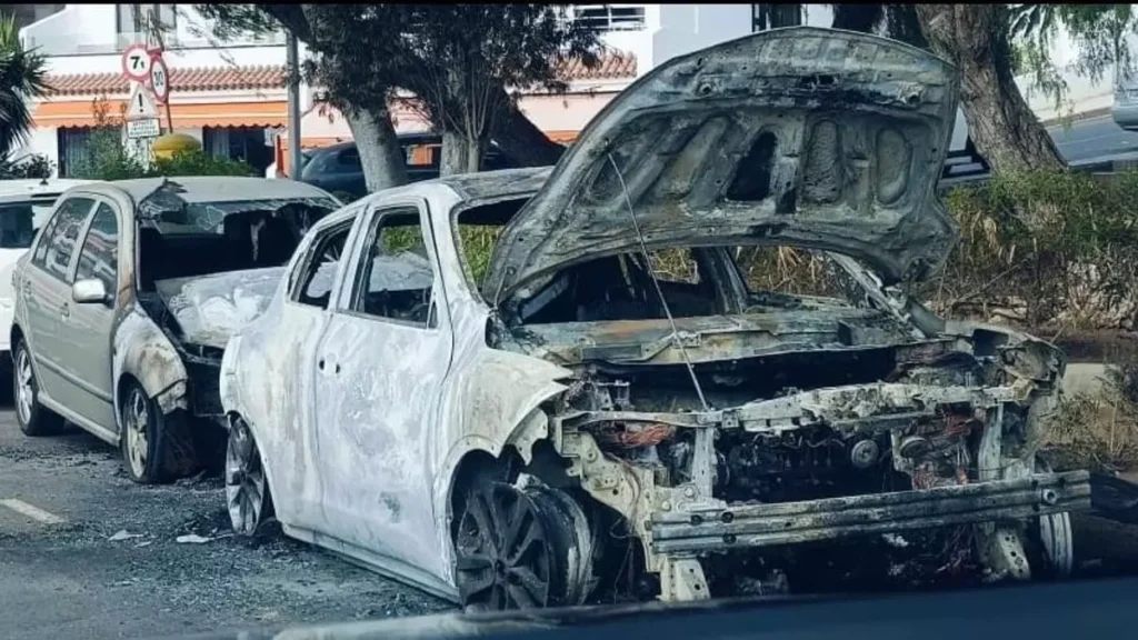 Altre due auto incendiate a Los Cristianos: decine negli ultimi mesi