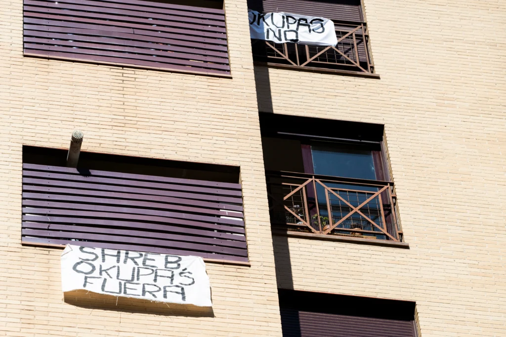 Cosa accade se tagliamo la luce agli occupanti abusivi nella nostra casa? cosa dice la legge