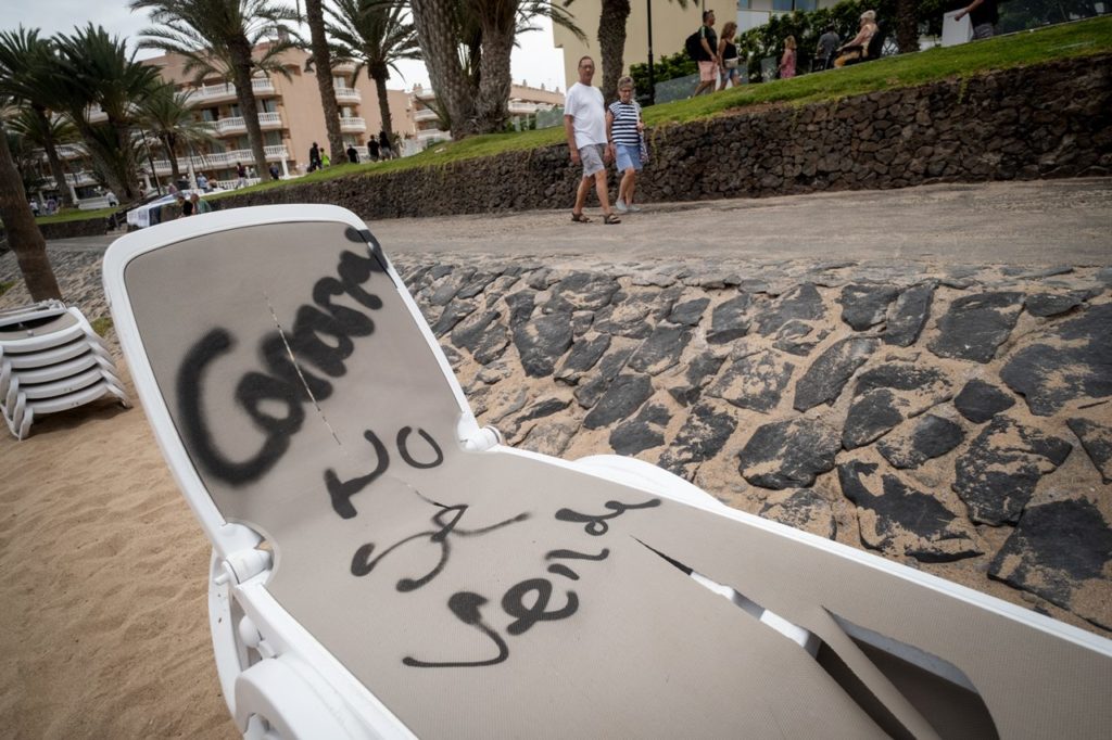 Richiesta di maggiore sicurezza per evitare nuovi atti vandalici sulle spiagge di Arona
