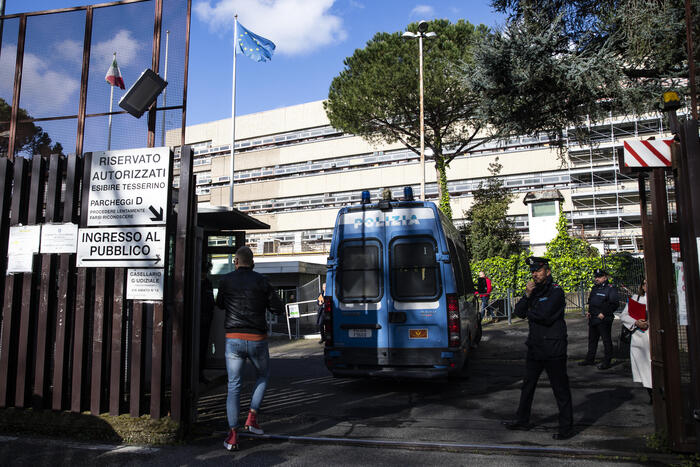Roma, vittima di stalking mano nella mano con l’accusato: «È solo un amore litigarello»