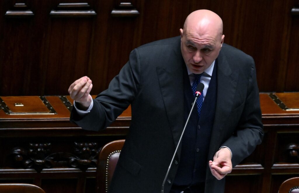 Crosetto lancia l’allarme cyberattacchi in Italia: «A rischio anche i dati dei cittadini»