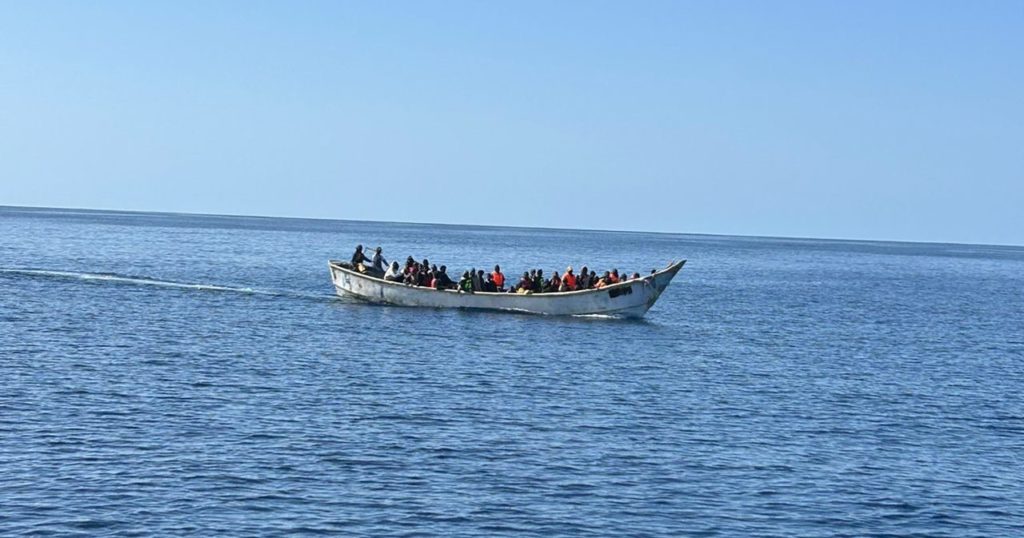 Almeno 742 migranti sono arrivati nelle ultime ore alle Canarie a bordo di dieci barconi
