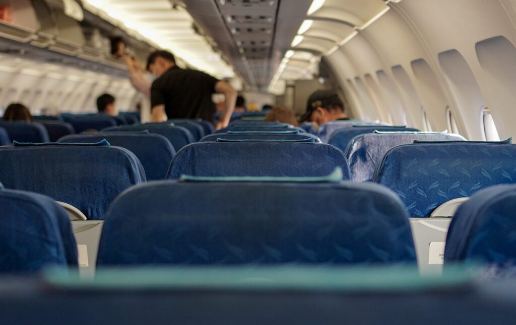 L’aereo puzza di piedi? Il motivo potrebbe non essere quello che immaginiamo