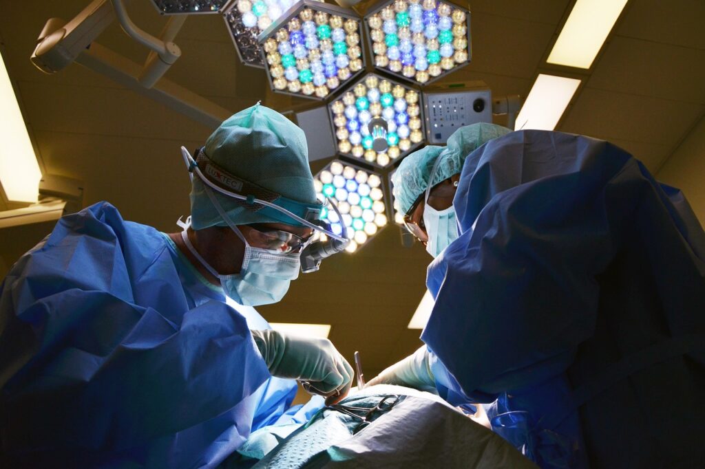 Chirurgo si ferisce mentre asporta un cancro, poi scopre di aver contratto lo stesso tumore dal paziente: l’incredibile caso-studio