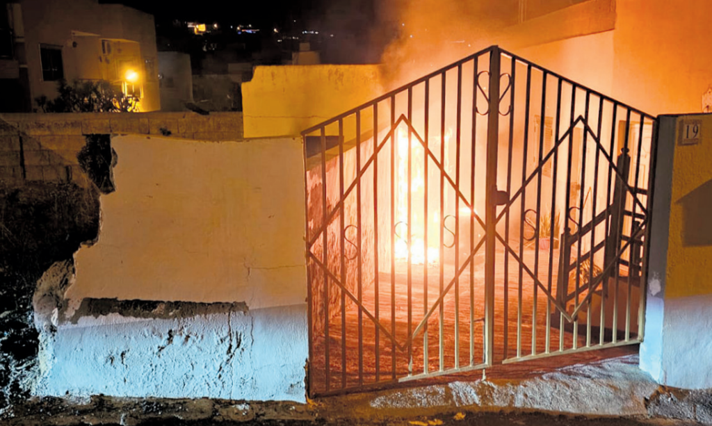 Indagini su un terzo incendio nella stessa casa a Charco del Pino