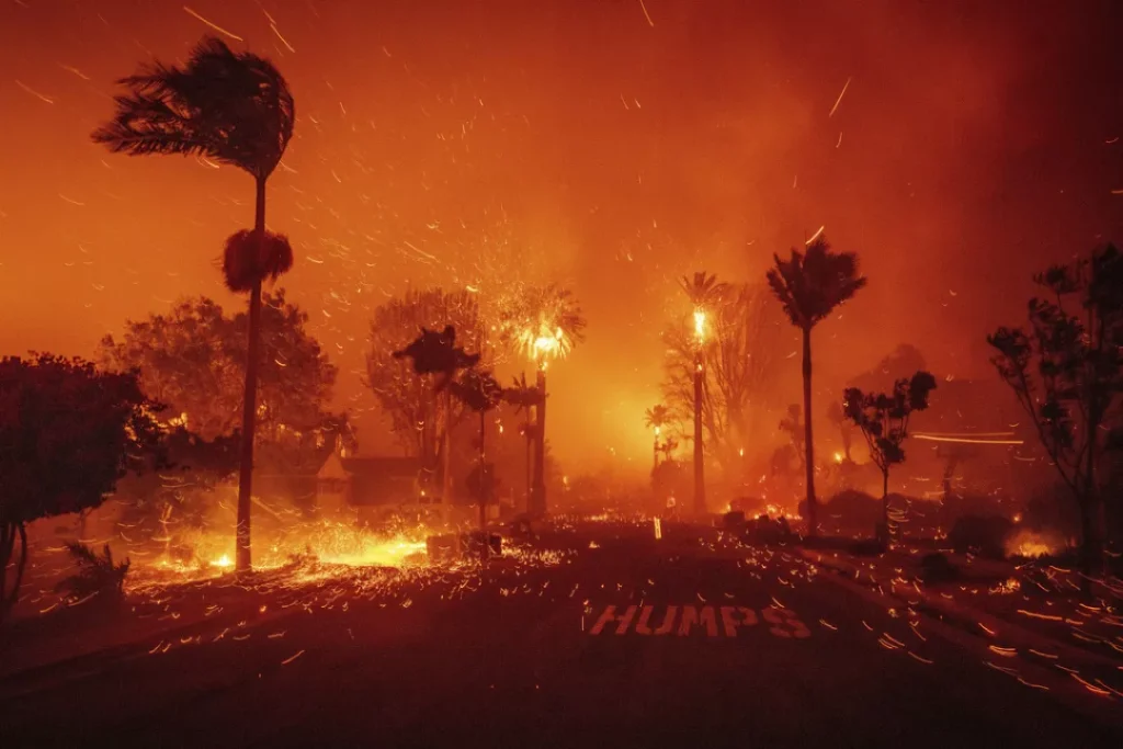 Oltre 30.000 persone evacuate per un incendio devastante nel sud della California