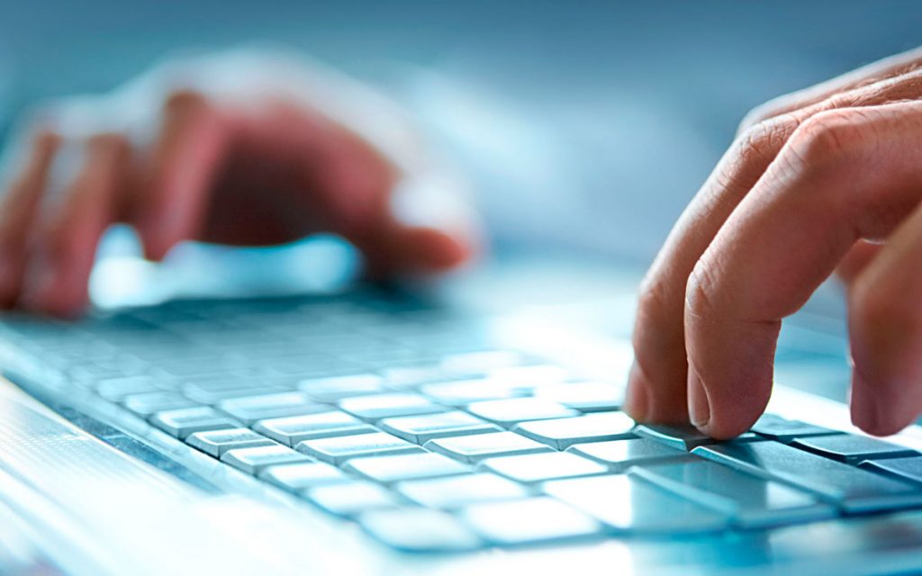 Tenerife, accede al PC della moglie per valutare la sua situazione economica e pagare meno nel divorzio: condannato