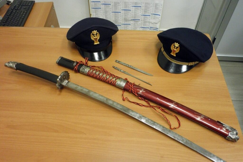 Torino, in strada con la katana minaccia i carabinieri: «Sono un highlander, sparatemi pure»