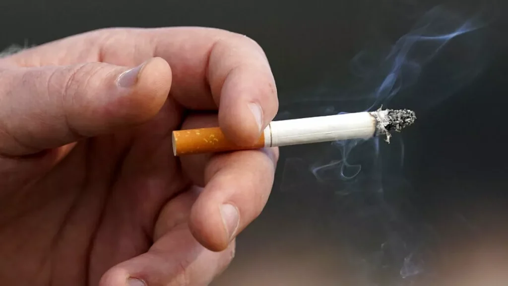 Milano inasprisce le norme sul fumo: divieto anche all’aperto