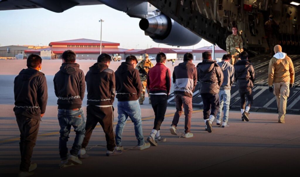 Migranti in catene caricati su un aereo: la Casa Bianca mostra le immagini dei voli di espulsione