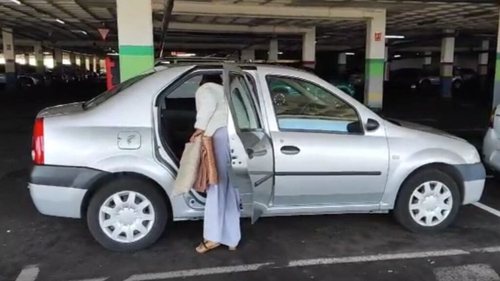 Una donna e suo figlio invalido costretti a vivere in auto perché hanno occupato la casa che gli era stata assegnata