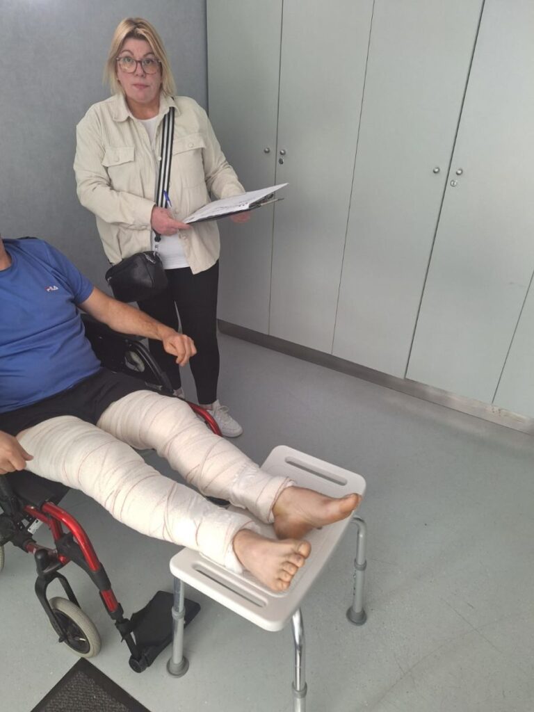 Investito da un’auto attende da 15 giorni un intervento con entrambe le gambe fratturate