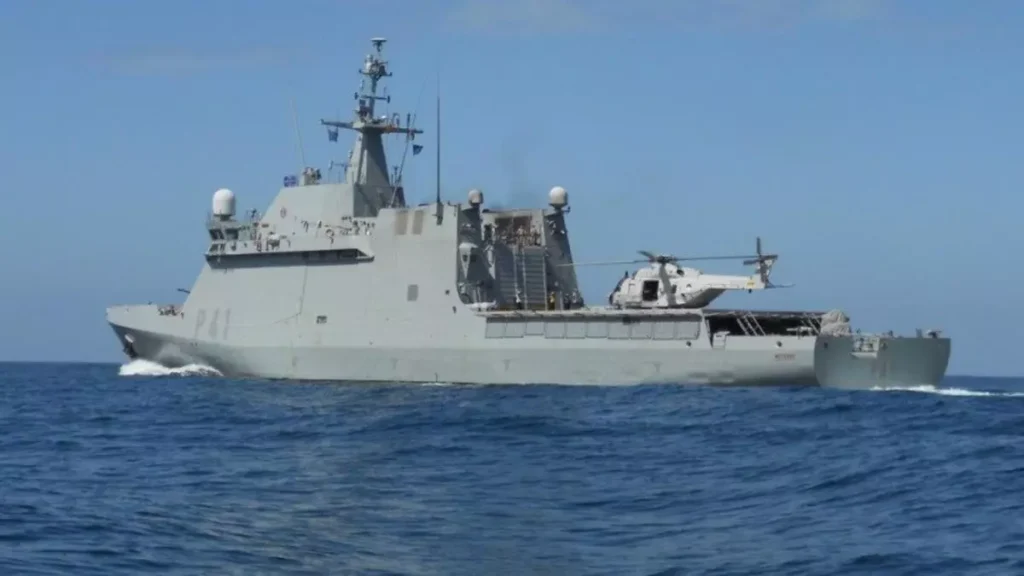 La nave della Marina spagnola Meteoro salpa per sorvegliare le acque delle Canarie