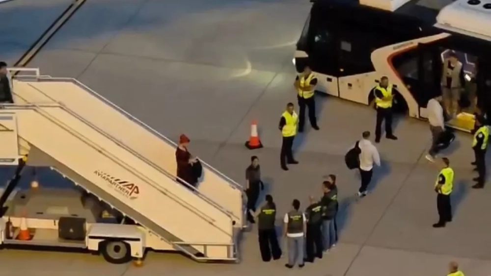 Tensione su un volo diretto a Tenerife: la Guardia Civil attende sulla pista 15 passeggeri ubriachi