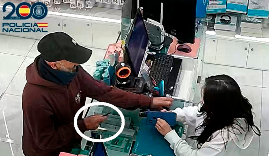 Rapina due gioiellerie armato di coltello e tenta di allontanarsi in guagua: arrestato