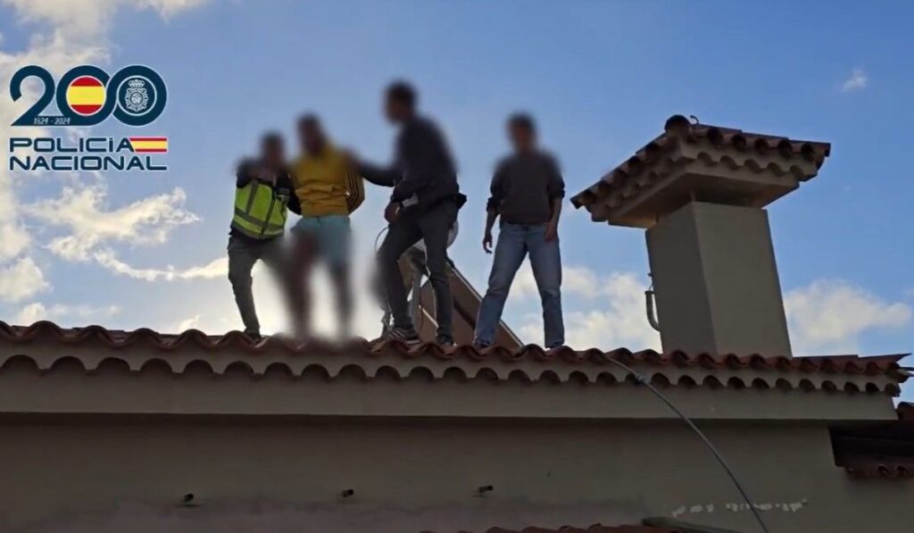 Pericoloso latitante scappa sui tetti dopo aver investito un agente a Tenerife: arrestato