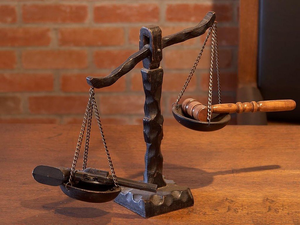 Tradisce la moglie, il giudice lo condanna a risarcirla con 10 mila euro