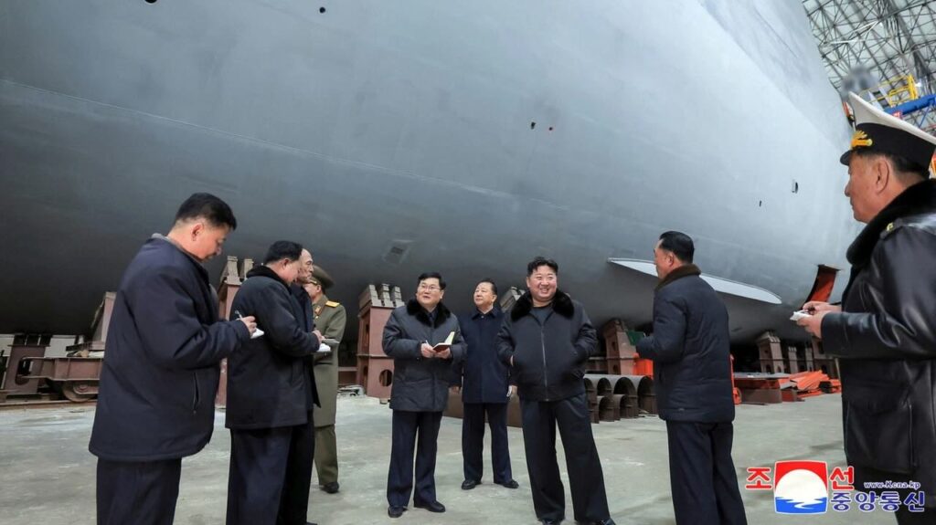 Kim Jong Un al cantiere del primo sottomarino nucleare nordcoreano: propaganda o realtà?