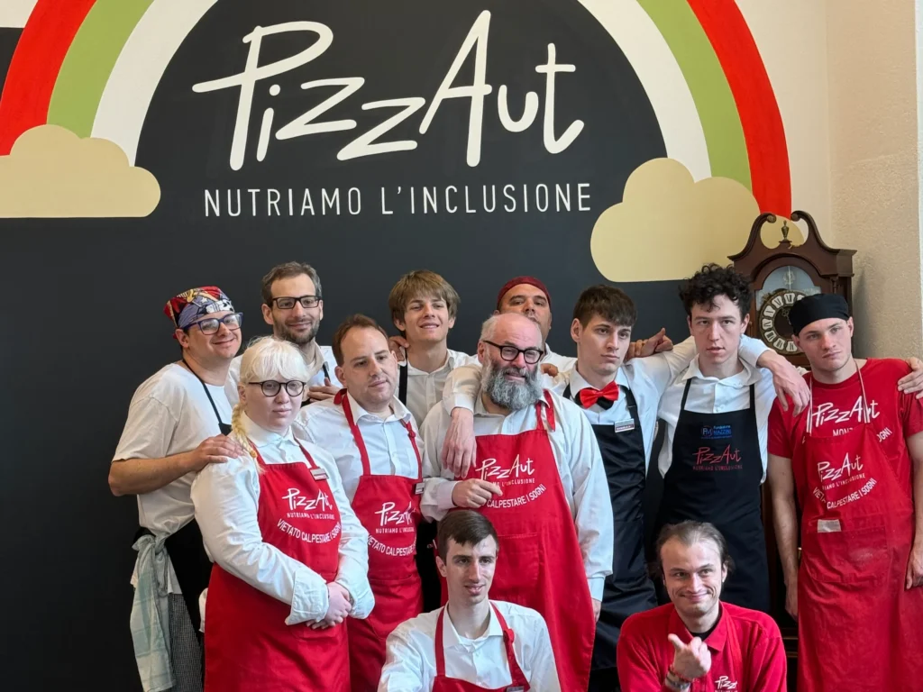 Furto da PizzAut, la pizzeria gestita da ragazzi autistici: «Hanno rubato anche le mance dei ragazzi»