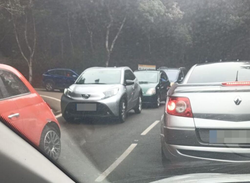 Il traffico ad Anaga torna a mandare in tilt la strada durante la Settimana Santa, nonostante il “dispositivo speciale”