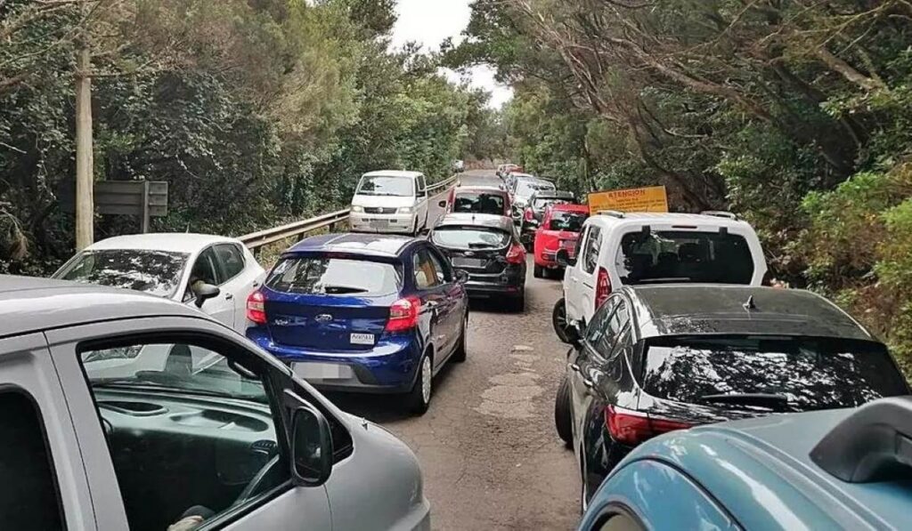 Gli abitanti di Anaga danno un ultimatum al Cabildo: un mese di tempo per risolvere il caos del traffico