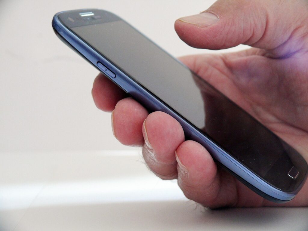 Unione europea: multe da 500 e 200 milioni a Apple e Meta per avere violato le regole