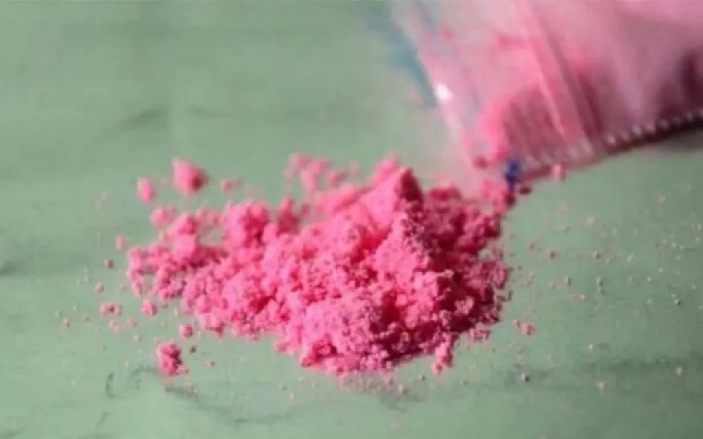 La “cocaina rosa” sempre più diffusa: i medici lanciano l’allarme per i suoi effetti devastanti