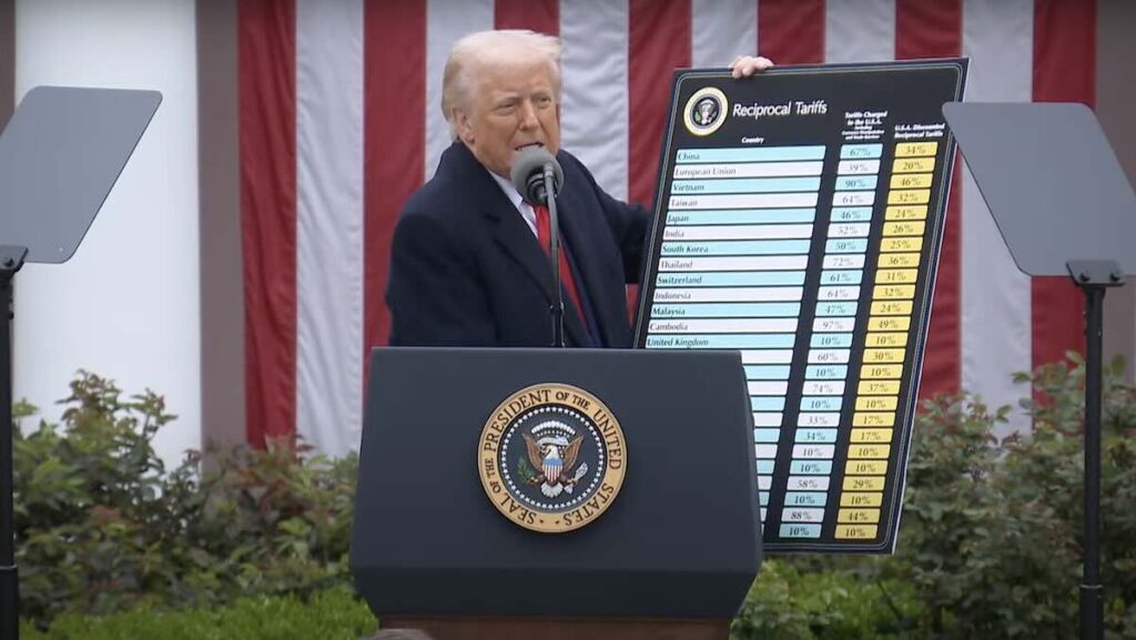 Trump festeggia la diplomazia dei dazi: “Ora tutti ci cercano. Siamo noi al comando”