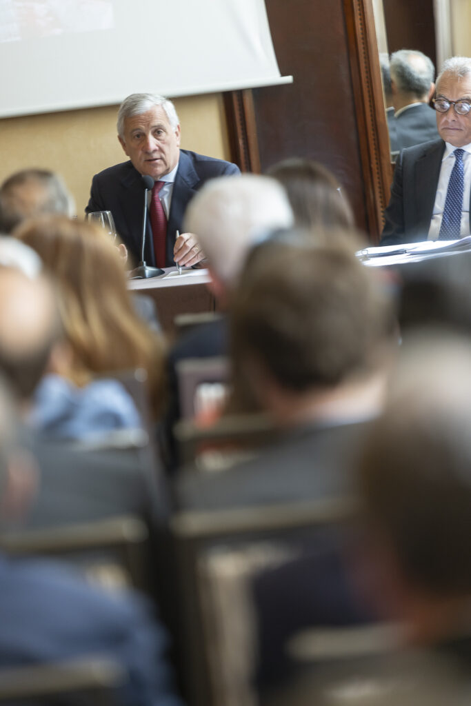 Il ministro Tajani incontra a Valencia un gruppo di imprenditori italiani in Spagna