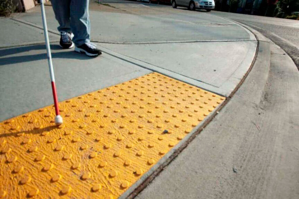 Santa Cruz de Tenerife installerà pavimentazione tattile per persone con disabilità visiva
