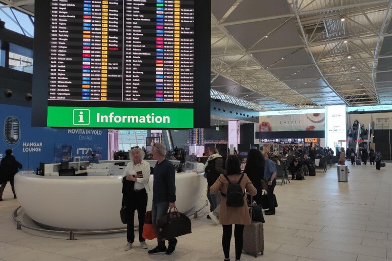 Fiumicino, passeggero diretto in Cina sorpreso con 200 mila euro nascosti in patatine e bottiglie d’olio